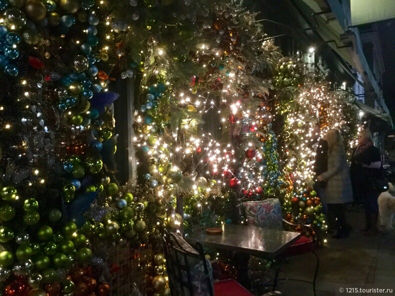 «The Ivy”. Этот ресторан в Челси принадлежит к коллекции ресторанов и кафе «The Ivy”. Каждый год внешнее убранство впечатляет свой фантазийностью. В этой подборке образов Рождественских декоров Вы сможете увидеть ещё два ресторана из этой коллекции. 
