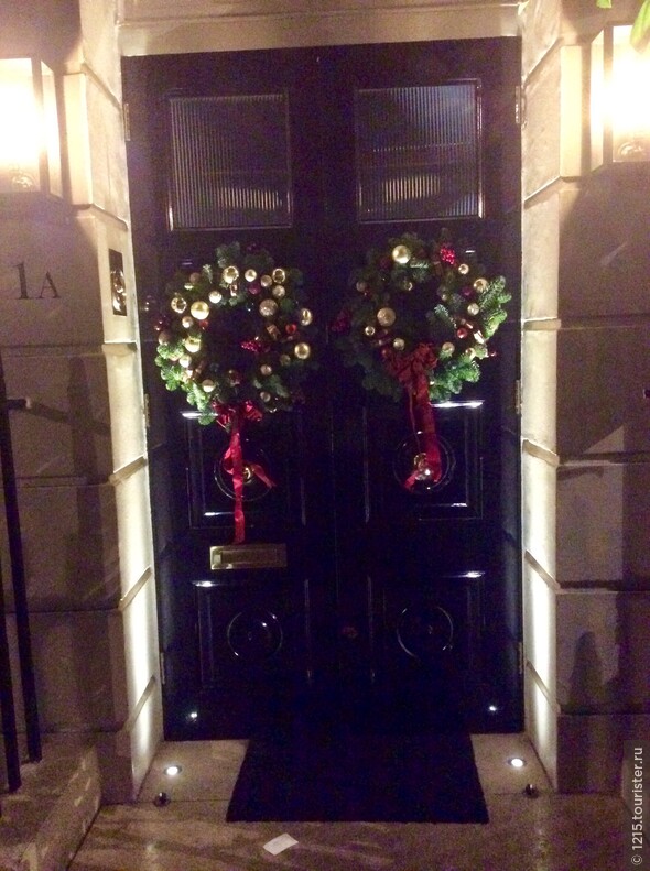 Town house in Mayfair. В Великобритании есть традиция украшать двери частных домов и офисов Рождественскими венками.