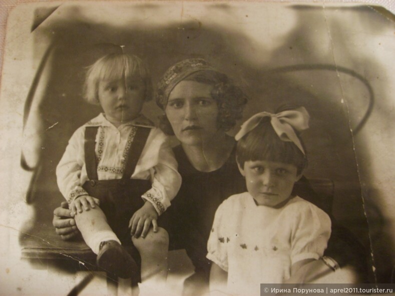 Прабабушка Анна Суслова с детьми, 1930