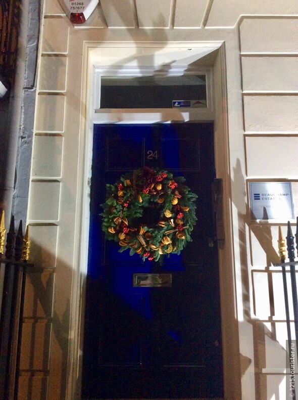 В Великобритании есть традиция украшать двери офисов и частных домов Рождественскими венками.