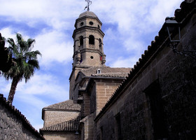 Кафедральный Собор Рождества Богородицы в Баэсе (Catedral de la Natividad de Nuestra Señora de Baeza). Самой старой частью здания является колокольня, переделанная из башни-минарета, строительство которой относится к XI веку