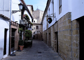 Атмосферная Улица амбразур (Calle Barbacanas)