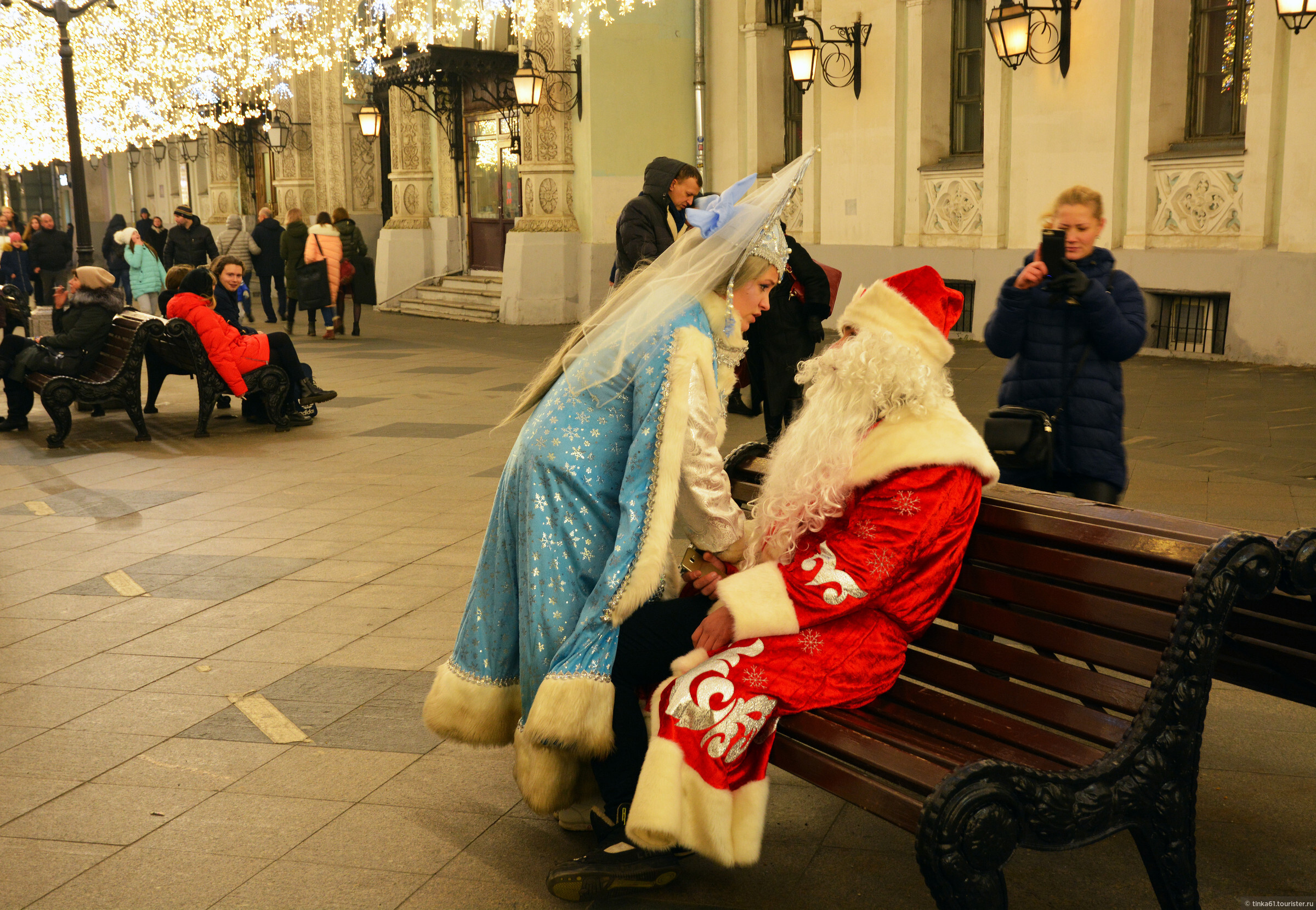 Новый год поговорим. Уставший дед Мороз. Дед Мороз устал. Новогодний разговор. Новый год Москва дед Мороз.