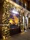 Chelsea, Sloane Street. Принцессу Диану называли »Sloane Ranger”. Этот стереотип подразумевал юную девушку высшего класса с отличительными чертами модного стиля. Этот стиль был ни в коем случае не кричащим, которым отличаются нынче «всякие наехавшие», к которым я в какой-то мере тоже отношусь. Платочка на шее от Гермес мне маловато. Хочется поблестеть, ведь я из бывших неимущих, как и все наехавшие с Востока. Старые деньги о себе не кричат.