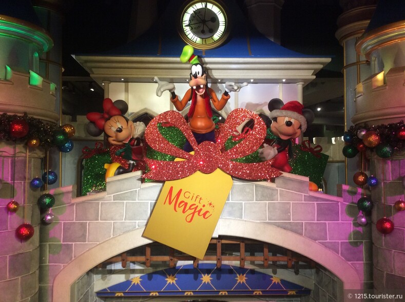 Mickey and Minnie Clubhouse. Моя четырехлетняя племянница София с ног до головы экипирована самым модным из этого кутюрного дома “Disney Store”.
