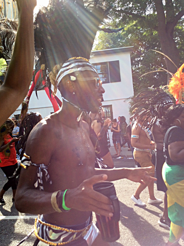 28-ое августа 2017. Карнавал в Ноттинг Хилл, самый большой ежегодный карнавал в северном полушарии, в котором участвуют массы Лондонцев афро-карибского происхождения.  Второй день карнавала для взрослых. Я за 7 часов проведённых на карнавале ни разу не заметила ни молекулы агрессии и нецивилизованности. Каждый год это праздник доброжелательного счастья для всех участников. Ох, я напрыгалась со всеми танцующими!