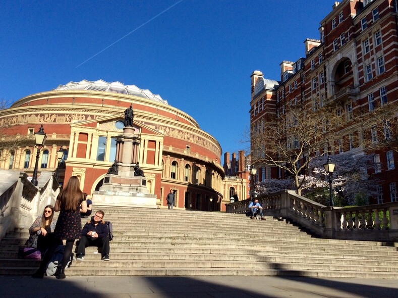 Королева Виктория также увековечила имя супруга возведением концертного зала Royal Albert Hall. Виден памятник Принцу Альберту. В этом зале проходило празднование 80-летия Горбачева. Каждое лето с 1941-ого года здесь проводится знаменитый 8-недельный международный музыкальный фестиваль “The Proms”.