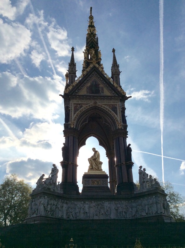 Сады Кенсингтонского дворца. Мемориал Принцу Альберту, бесконечно любимому супругу Королевы Виктории.