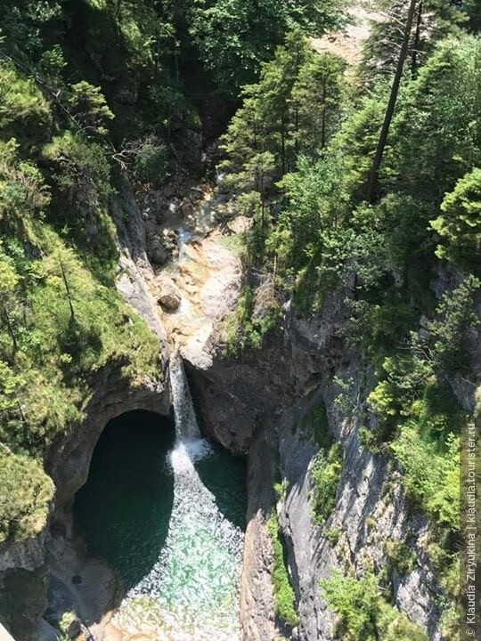 Водопад высотой 45 метров.