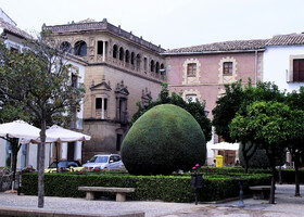 Площадь городского правительства (Plaza del Ayutamiento) и жемчужина Убеды - Дворец Вела де лос Кобос (Palacio Vela de los Cobos).