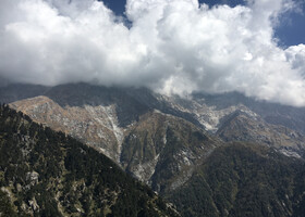 Первые виды на Гималаи при подъеме на Триунд
