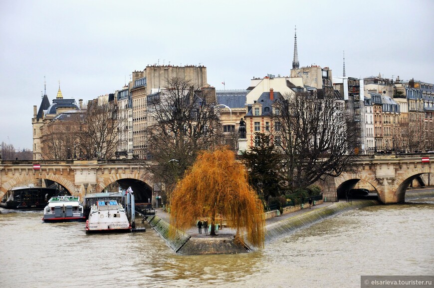 «Если идет дождь над Парижем, значит, небо несчастливо»…