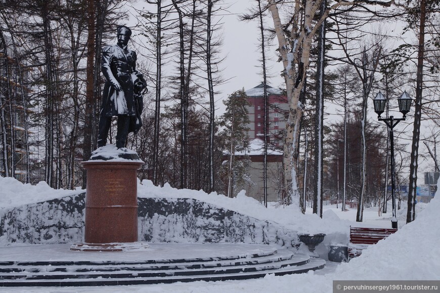 Памятник Г.И. Невельскому (знал что присоединял...)