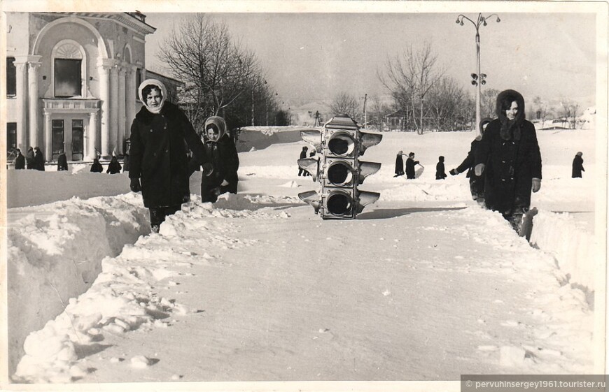 Фотография ставшая классической. Заметенный снегом перекресток улиц Ленина и Сахалинской. 60-е годы ХХ века. Источник: https://yenisafak.feo.doracdn.com