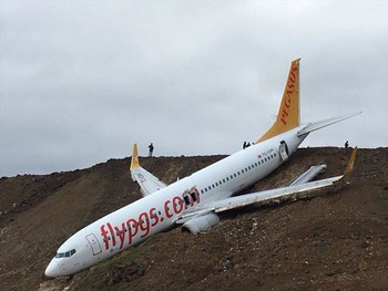 Самолет Pegasus Airlines выкатился за пределы ВПП и едва не упал в море