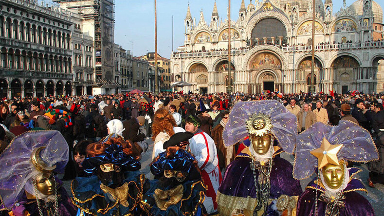 Карнавал в Венеции 2018: зажигательное начало года Собаки