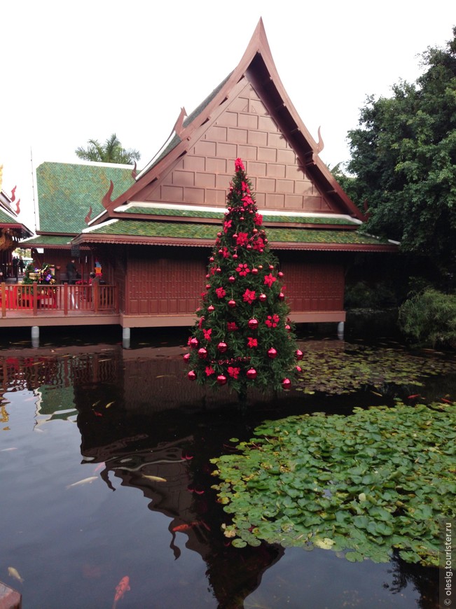 Thai Village & Coi Carp. Loro Parque.