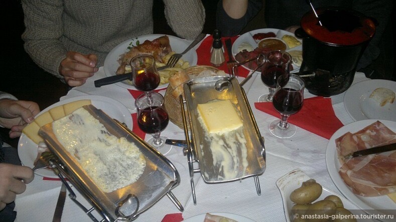 Раклет в одном из Парижских ресторанчиков, ммм :)
Плавим специальный сыр на картошечку с колбаской, закусываем огурчиком, запиваем винцом...