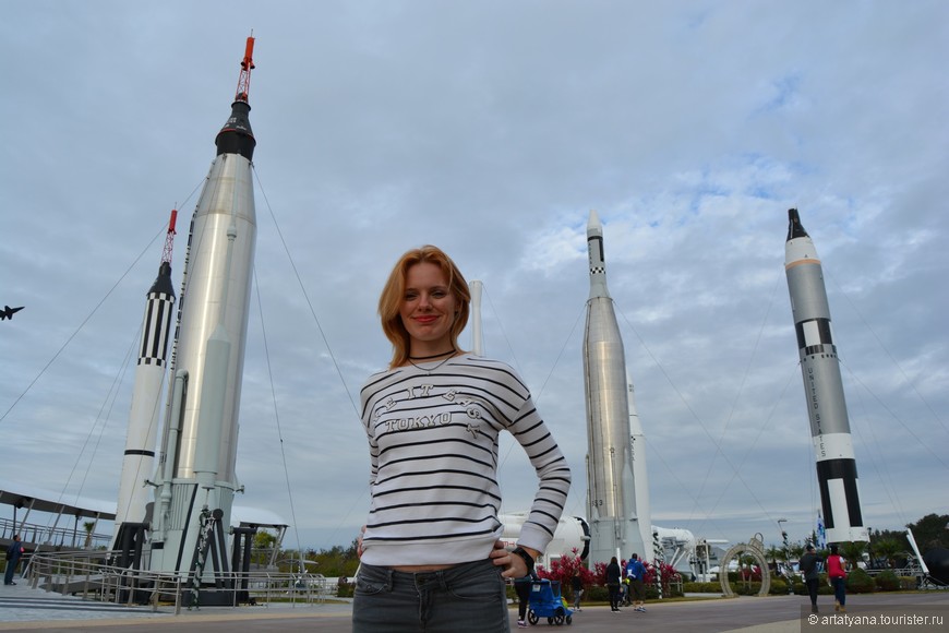 Парк ракет у входа в Космический Центр Кеннеди