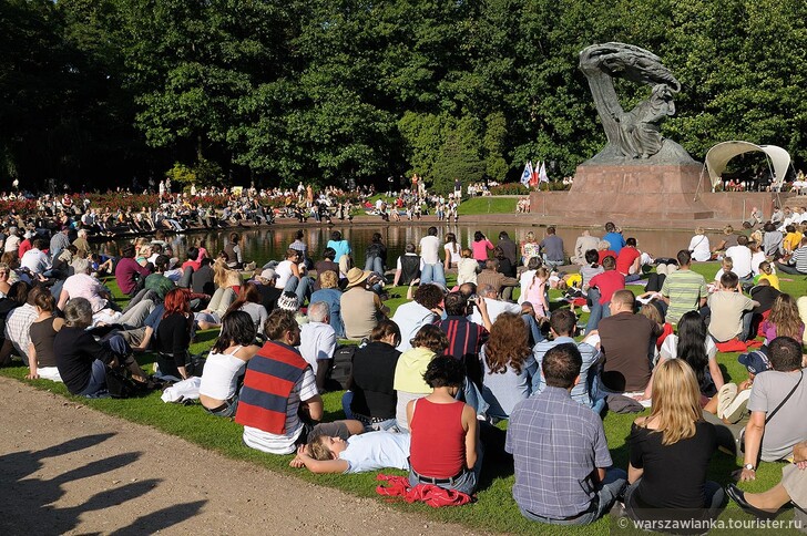  Май - октябрь. Шопеновские концерты в Варшаве в парке. 