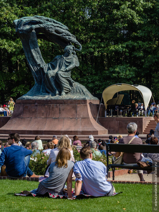  Май - октябрь. Шопеновские концерты в Варшаве в парке. 