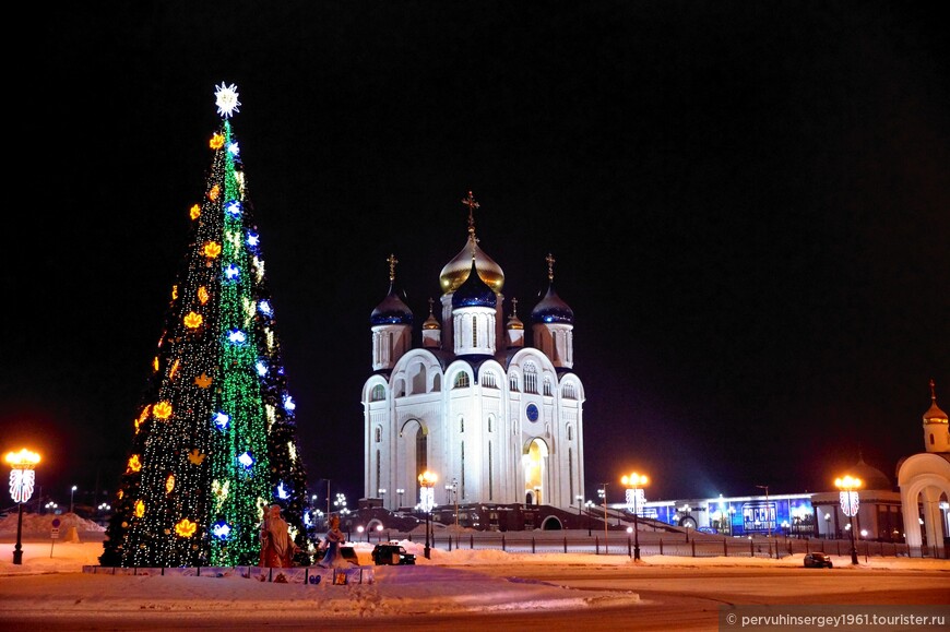Второй центр города. Храм Рождества Христова и елка на площади Победы