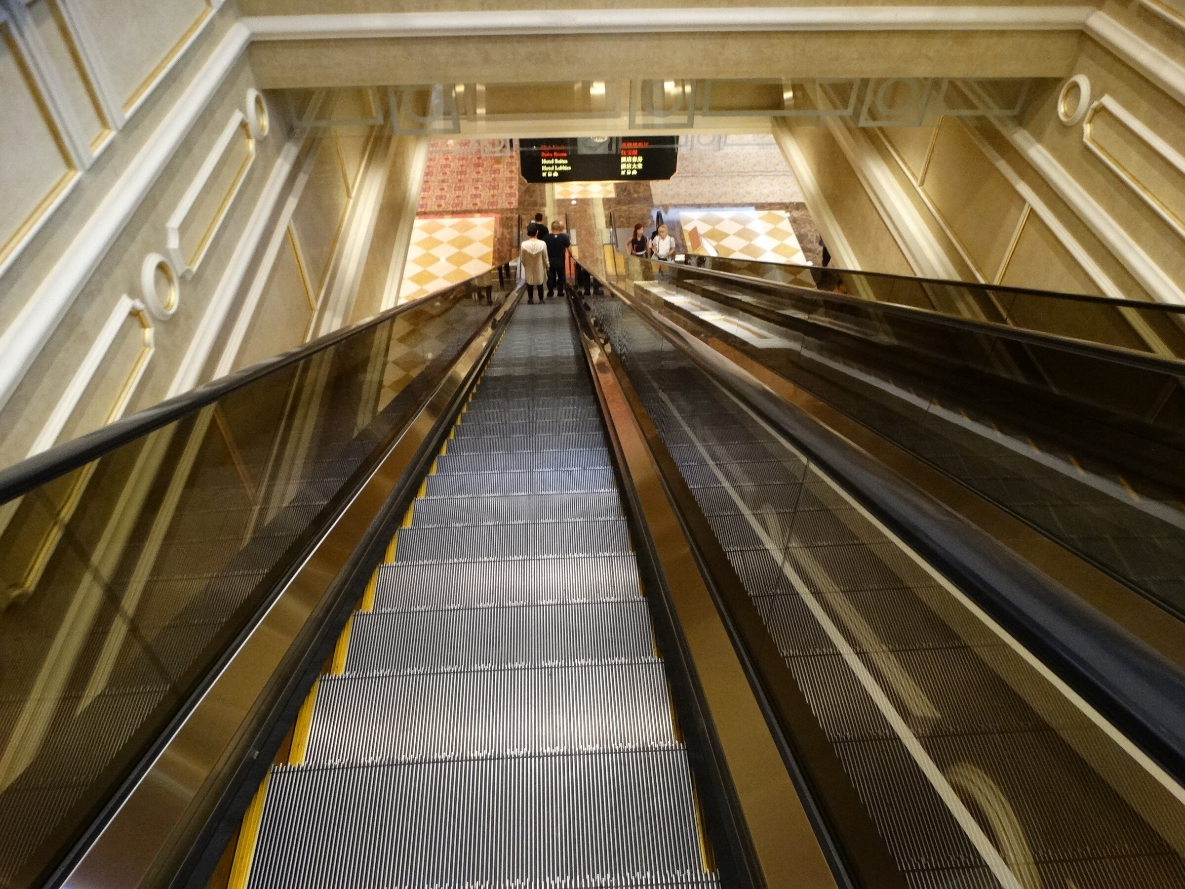 Эскалатор в метро спб. Эскалатор в метро.