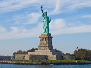 Статуя Свободы в Нью-Йорке закрыта для туристов из-за финансовых проблем 