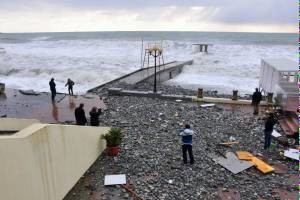 В Сочи шторм разрушил пляж и набережную 