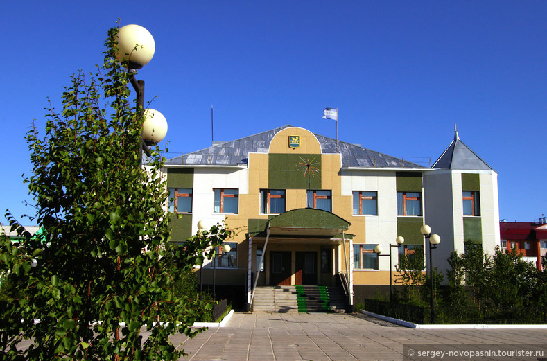 Здание администрации поселка Ханымей © Сергей Новопашин, 2008