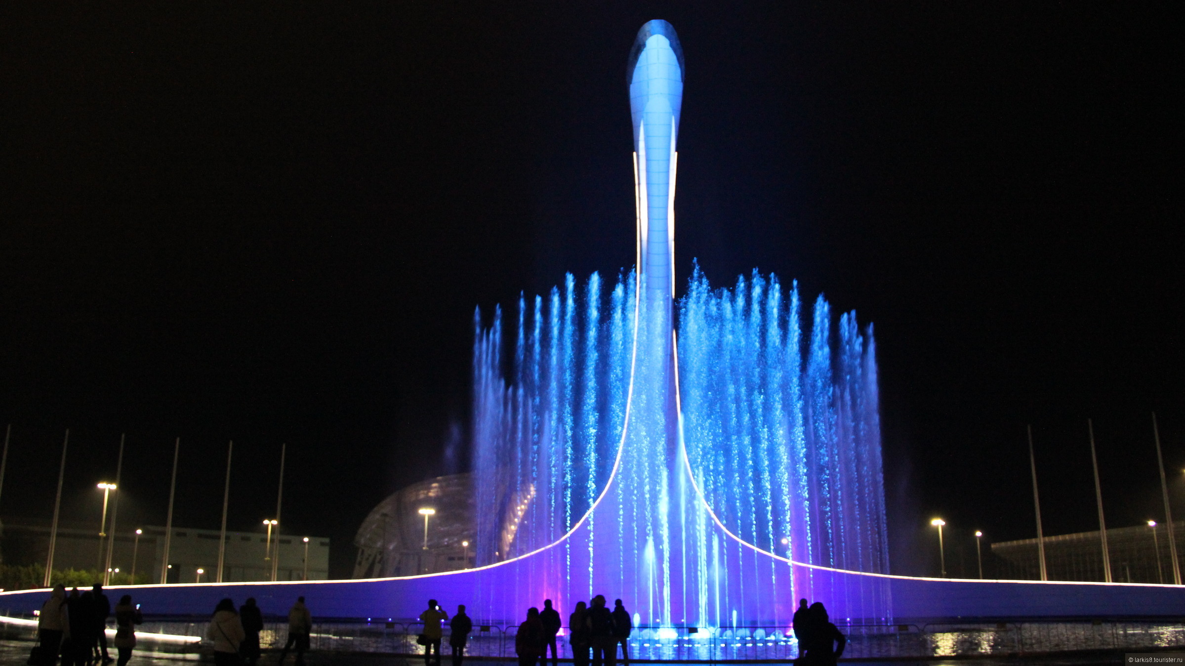 Олимпийский парк сегодня поющие фонтаны. Поющие фонтаны Сочи Олимпийский парк. Поющие фонтаны Сочи Олимпийский парк 2023. Фонтан в Сочи в Олимпийском парке. Поющий фонтан в Сочи в Олимпийском парке.