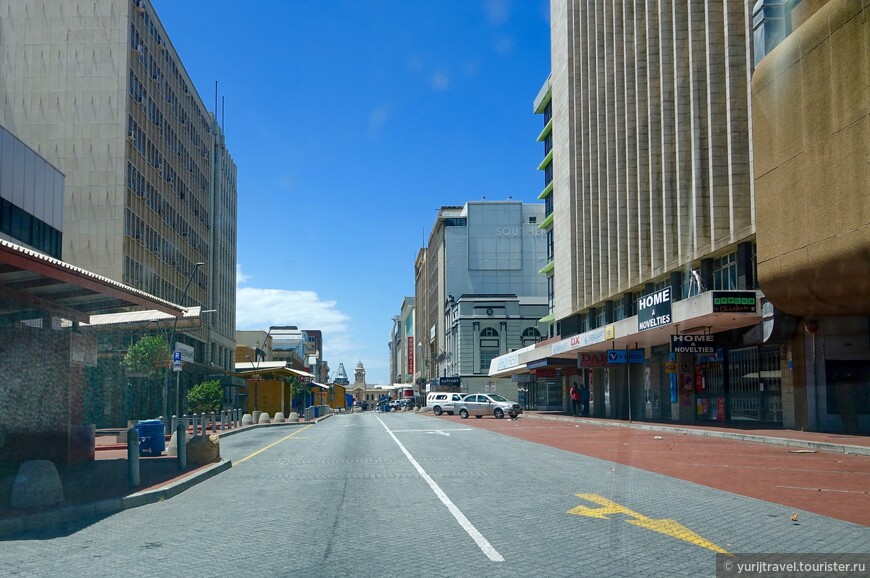 Центральный Бродвей города - улица Govan Mbeki Avenue