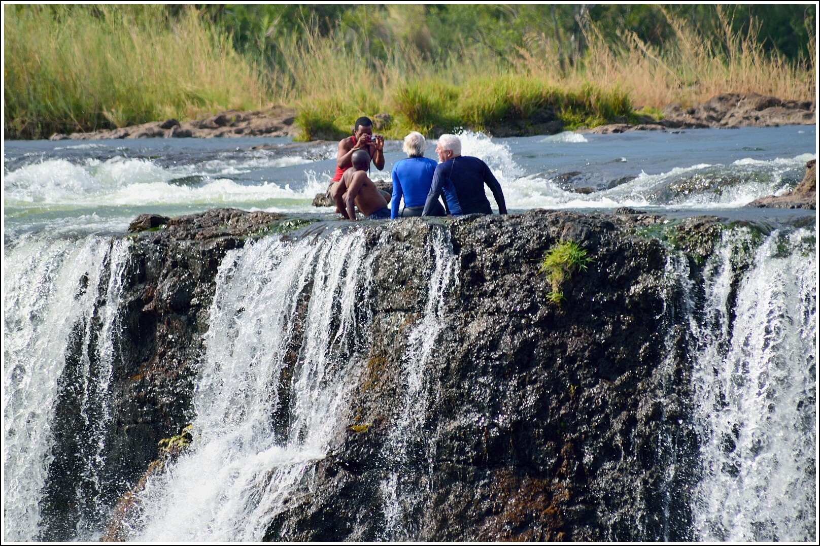Водопад купаться. Купель дьявола Замбия. Бассейн дьявола Зимбабве.