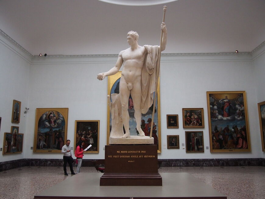Статуя Наполеона в зале пинакотеки 