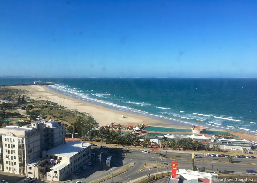 Линия пляжа King Beach из окна 17 этажа отеля Garden Court Kings Beach