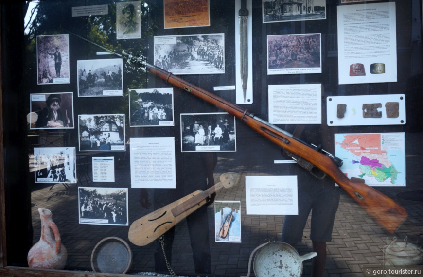 выставочный стенд с описанием , фотографиями и образцами оружия, предметами обихода