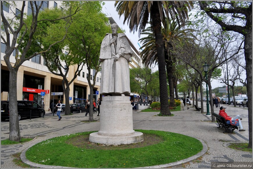 Памятник Александру Геркулано - португальскому писателю, историку, журналисту и поэту XIX века.