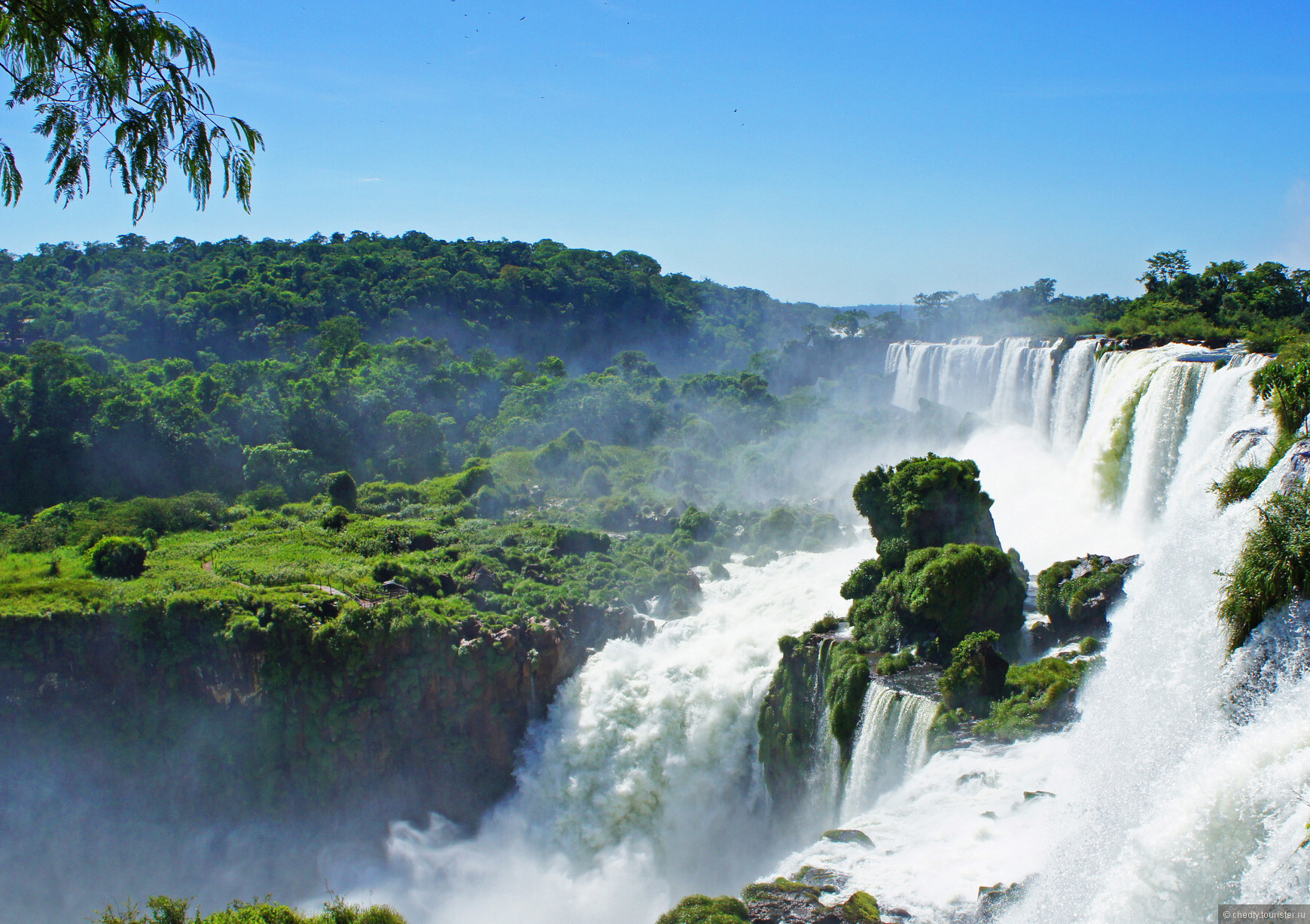 Бразилия природный мир. Бразилия водопады Игуасу. Водопад на Амазонке Игуасу. Бразилия природа. Водопад Игуасу панорама.