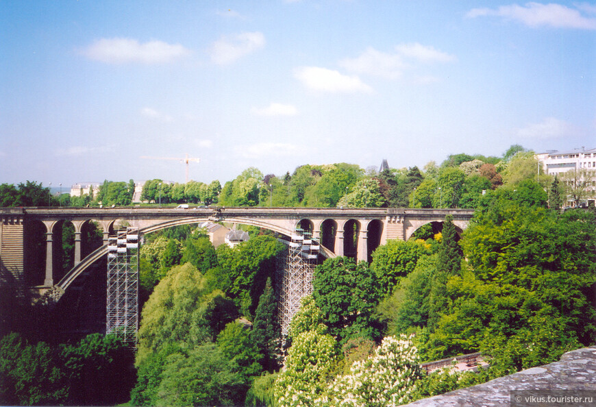 Мост Адольфа - одна из главных туристических достопримечательностей Люксембурга. Мосту более 100 лет.
