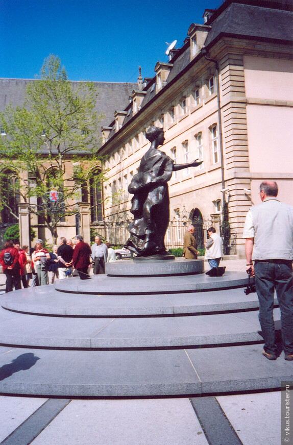 Памятник Великой герцогине Шарлотте.