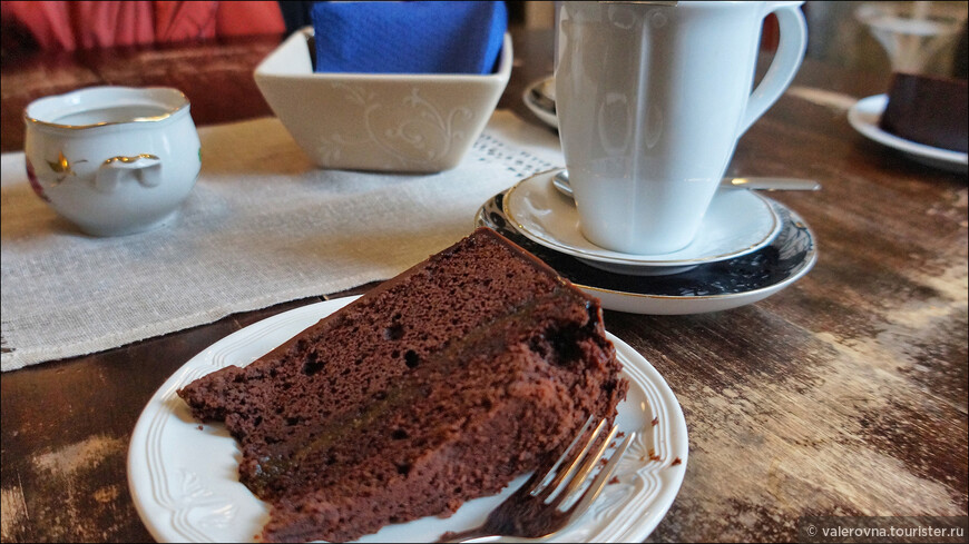 за 2 чая и 2 куска вкусного шоколадного торта заплатила 17 евро