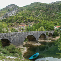 По этому мосту мы, как впрочем и все туристы, въезжаем в очень живописную деревушку, расположившуюся среди гор.. 