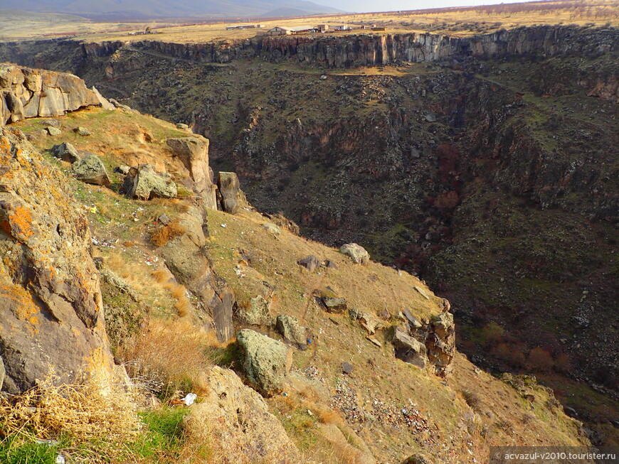 Армянские монастыри, нависающие над скалами. Оганаванк, Сагмосаванк 