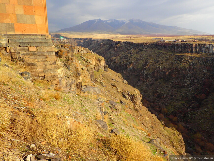 Армянские монастыри, нависающие над скалами. Оганаванк, Сагмосаванк 