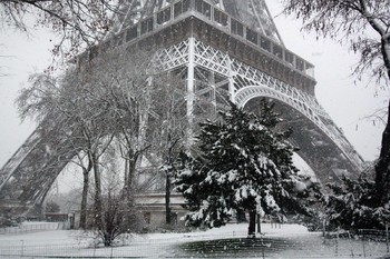Снегопады во Франции вызвали сбои в работе транспорта, Эйфелева башня закрыта