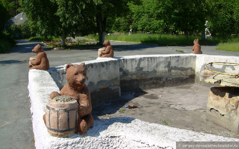 Сухой фонтан и классические советские мишки - лето 2013. Фото © Новопашин С.А., 2013