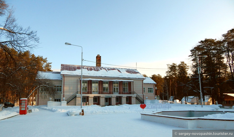 Вид на здание столовой санатория Белый камень. Фото © Новопашин С.А., 2018