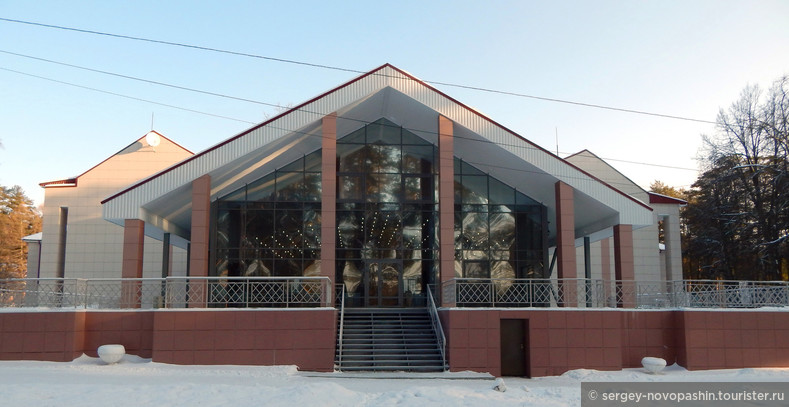 Главный корпус санатория (2-й вход. Вид с реки). Фото © Новопашин С.А., 2018