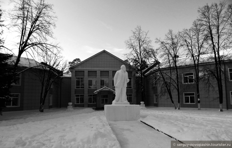 Вечный В.И. Ленин - у входа в главный корпус санатория Белый камень Фото © Новопашин С.А., 2018