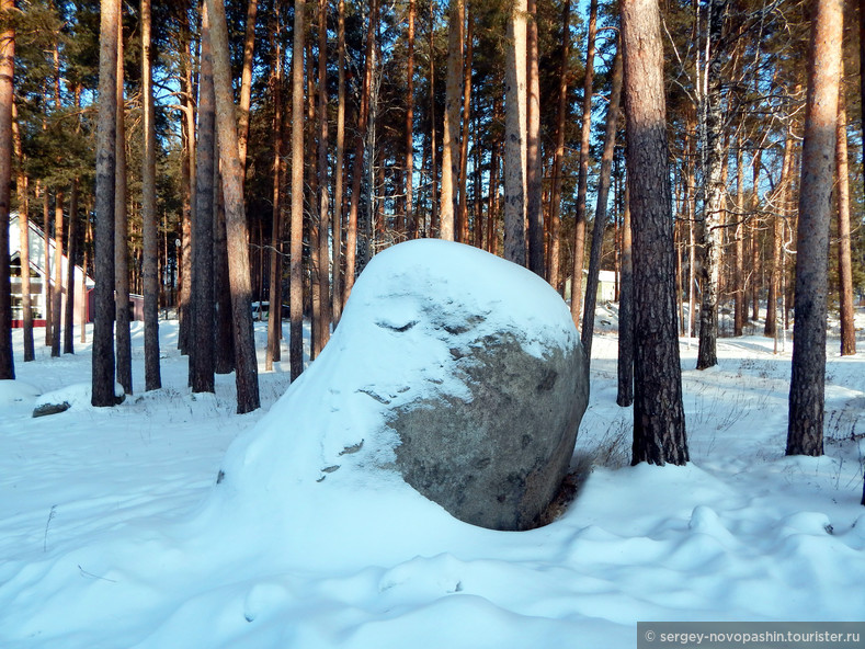 Один из священных камней на территории санатория Белый камень Фото © Новопашин С.А., 2018